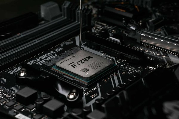 Quelle est la bonne pratique pour remplacer la pâte thermique d'un CPU sans risquer de dommages ?